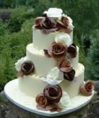 Tort de mireasa cu trandafiri albi si de ciocolata