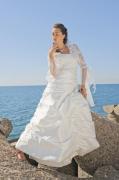 Cliccare per ingrandire Abiti da sposa - Rochie de mireasa Herve Mariage, din tafta cu broderie aplicata manual cu bolero din dantela si organza, Maritte Set de bijuterii din perle naturale, Romeo Jewels