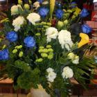 Aranjament Floral cu Trandafiri Albastri si Cale Galbene
