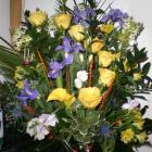 Aranjament Floral Din Iris si Trandafiri Galbeni