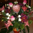 Aranjament Floral Din Protea, Trandafiri, Miniroze, Crin