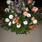 Aranjament Floral in Vas Din Trandafiri Albi, Trandafiri Portocalii, 